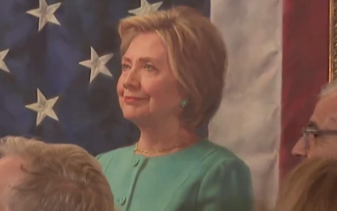 Hillary Clinton pare beată în portretul dezvelit la Departamentul de Stat