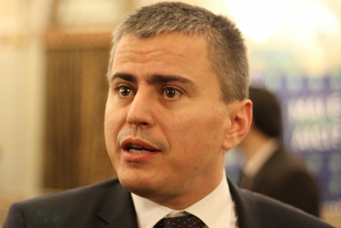 Hotelieri vor afișa poze cu Gabriel Biriș, care se opune introducerii impozitului specific în turism