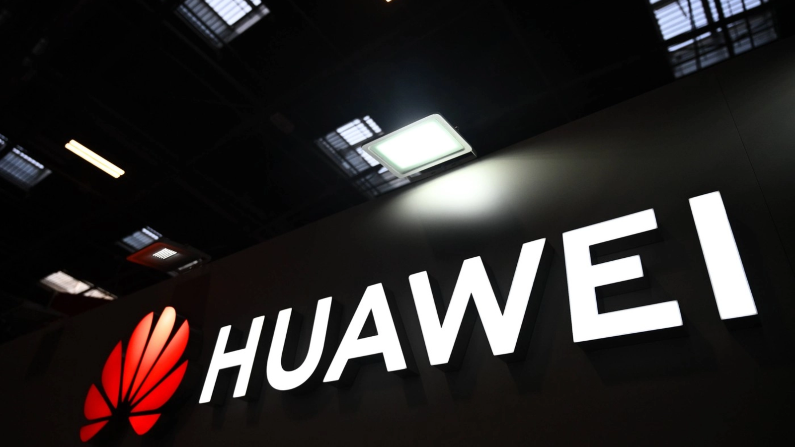 Huawei ar putea bloca intreaga Europă: De la 5G la panouri solare, compania chineză e considerată de Bruxelles noua amenințare la adresa securității comunitare