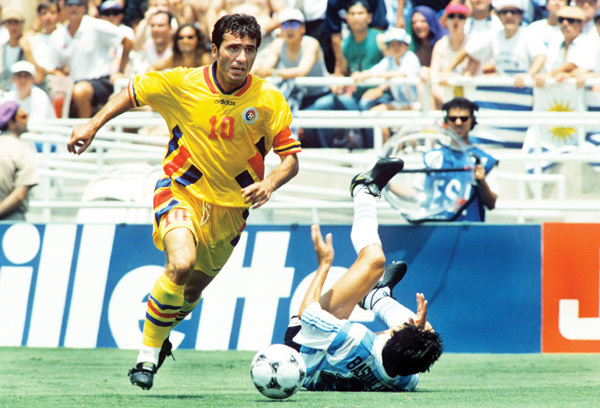 Ianis Hagi și colegii de la Viitorul i-au făcut urări lui Gică Hagi, la împlinirea vârstei de 51 de ani / VIDEO