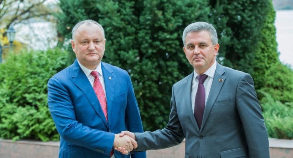 Igor Dodon e dispus sa-si tradeze țara pentru a obține încă patru ani la conducerea Republicii Moldova. Liderul separatist de la Tiraspol, prezentat drept 