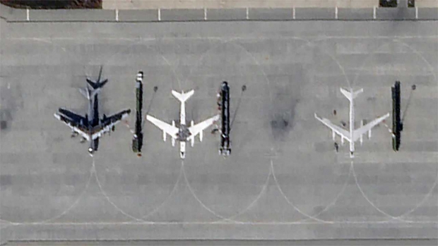 Iluzii aeriene: rușii pictează avioane strategice pentru a păcăli sateliții
