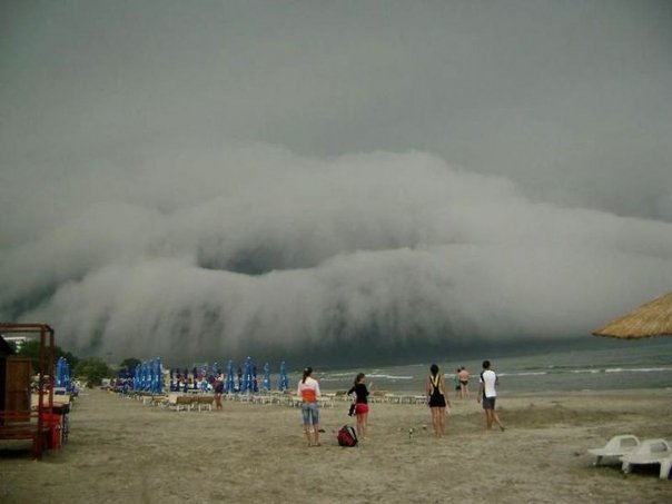 Imagini apocaliptice la Constanta! Turistii s-au panicat cand au vazut furtuna