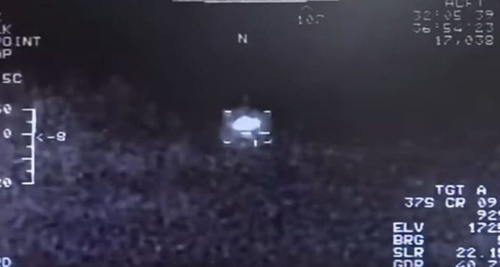 Imagini dezvăluite de Pentagon, contrar ideilor despre fizică: Un OZN care scapă de o aeronavă SUA, cu o viteză uriașă