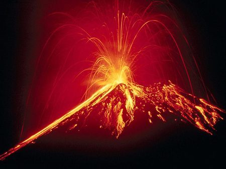 Imagini spectaculoase cu eruptia vulcanului Piton, unul dintre cei mai activi de pe Terra