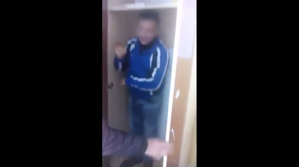 Imagini surprinse într-o şcoală din Olt în care un elev este închis într-un dulap, umilit şi apoi bătut de colegi