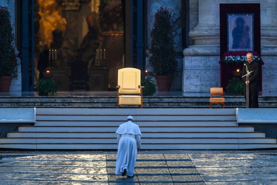 Imagini triste de la Vatican. Papa Francisc s-a rugat singur, pe ploaie, în Piaţa Sf. Petru, total pustie