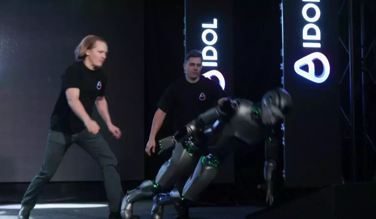 Imagini virale cu primul robot umanoid dezvoltat de Rusia în timp ce se prăbuşeşte pe scenă la prezentarea oficială după numai câțiva pași