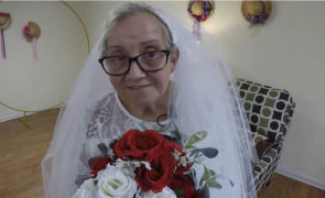 In noua religie Woke totul e posibil: O femeie de 77 de ani s-a casătorit cu ea însăși!