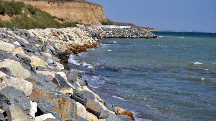 In pericol de moarte. O turistă a căzut în mare de pe o pasarelă pietonală din Mamaia