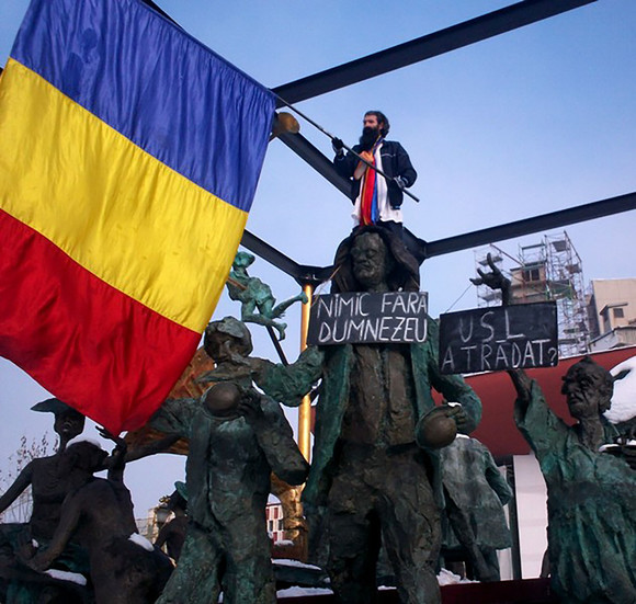 In Piața Universității, după plecarea lui Iohannis, au fost chemați pompierii