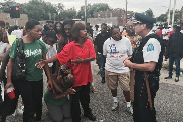 In St. Louis un alt tânăr a fost ucis de poliţie, după ce a scos arma. Proteste vehemente