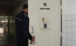 Incăierare în curtea pușcăriei. Un detinut bătăuș a fost rănit iar alti patru au avut nevoie de ingrijiri medicale