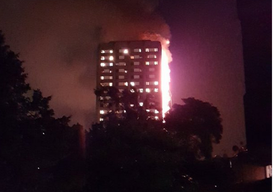 Incediu la o clădire de apartamente din vestul Londrei, 200 de pompieri se luptă cu flăcările