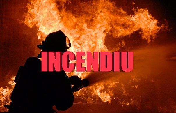 Incendiu de proporții la un bloc din Buzău. Polițiștii au găsit un cadavru