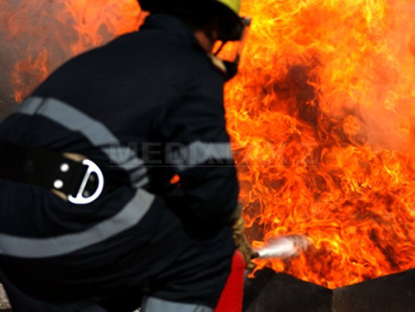 Incendiu de proporţii în Prahova: La Filipeştii de Târg, o casă şi două autoturisme sunt în flăcări