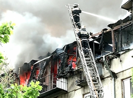 Incendiu la mansarda unui bloc. Locatarii au fost evacuati