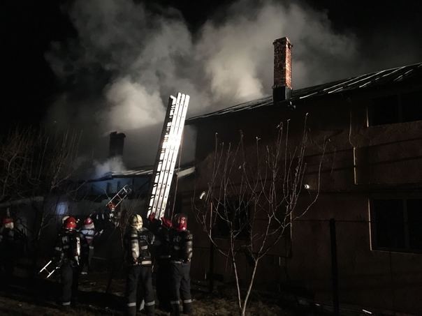 Incendiu la o vilă din Prahova. Flăcările au cuprins o locuinţă şi anexe pe o suprafaţă de peste 400 metri pătraţi