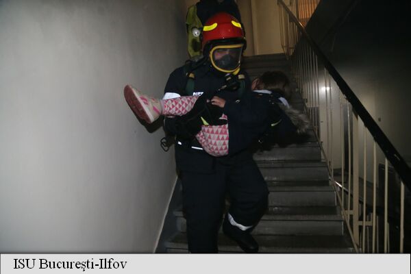 Incendiu în Bucureşti. 50 de persoane, evacuate