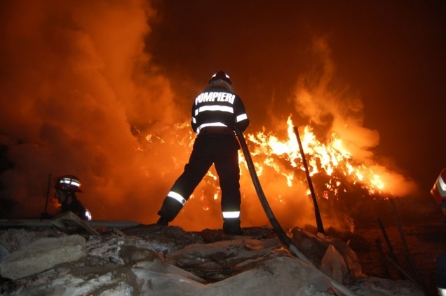 Incendiu în Bucuresti. Două case au fost făcute scrum