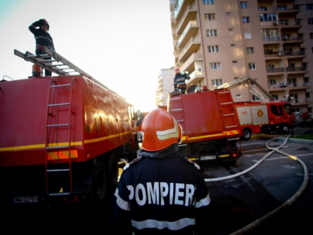 Incendiu în centrul Capitalei. 11 persoane au fost evacuate, un om a fost transportat la spital