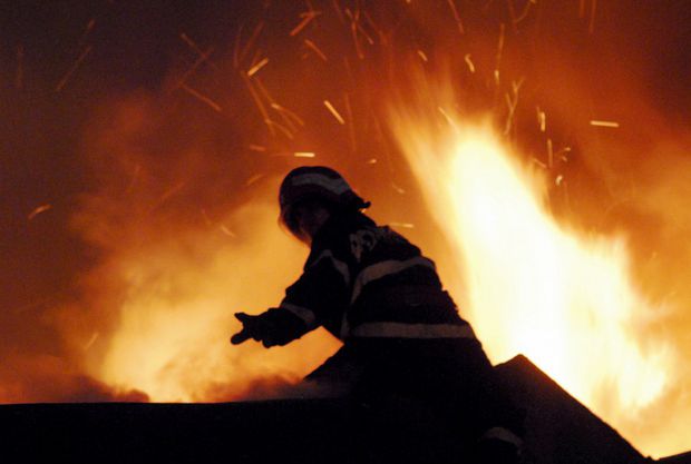 Incendiu în Pipera. Flăcările au cuprins acoperișul unui restaurant