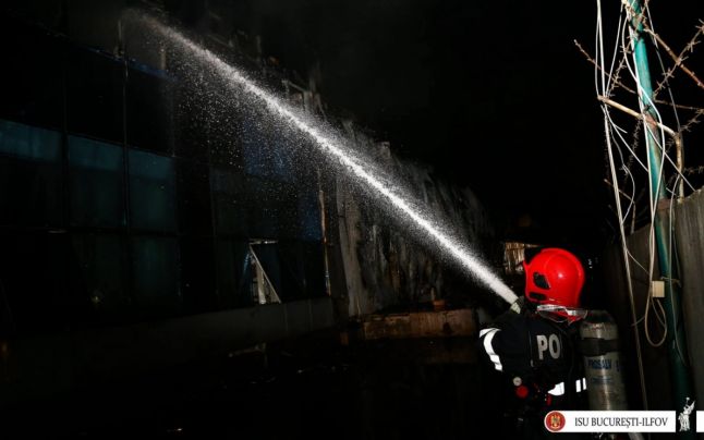 Incendiu într-un bloc din Sectorul 2 al Capitalei, opt persoane internate, alte 42 evaluate medical