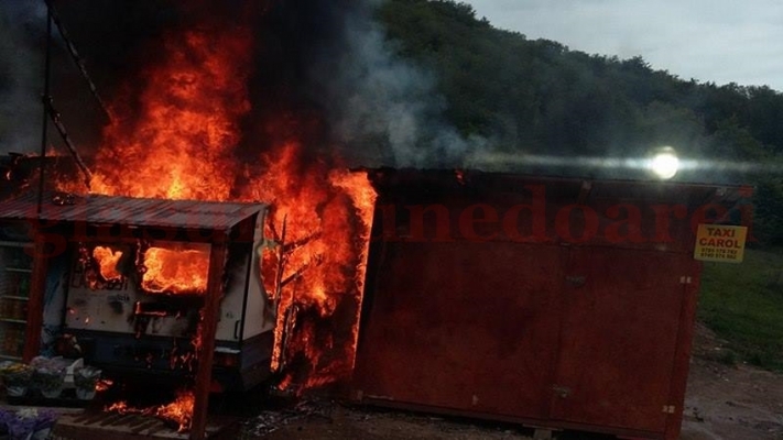 Incendiu puternic la Mănăstirea Prislop. Mai multe tarabe, în flăcări