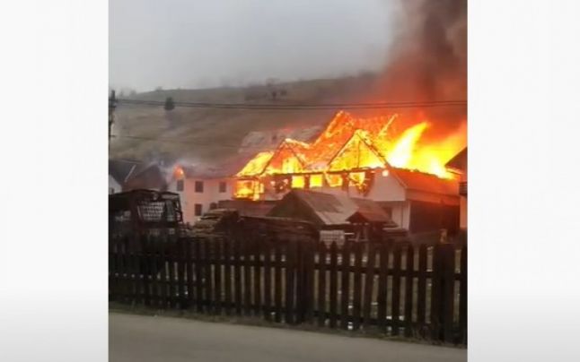 Incendiu puternic la Moeciu de Sus. Trei imobile, cuprinse de flăcări