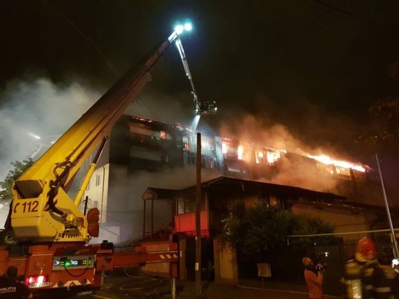 Incendiu puternic la un bloc din Capitală. 9 persoane au primit îngrijiri medicale