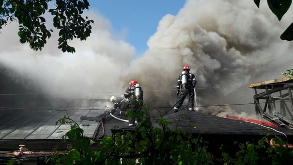 Incendiu puternic în Bucuresti. Acoperişul unei case a luat foc, iar flăcările s-au extins şi la a doua casă