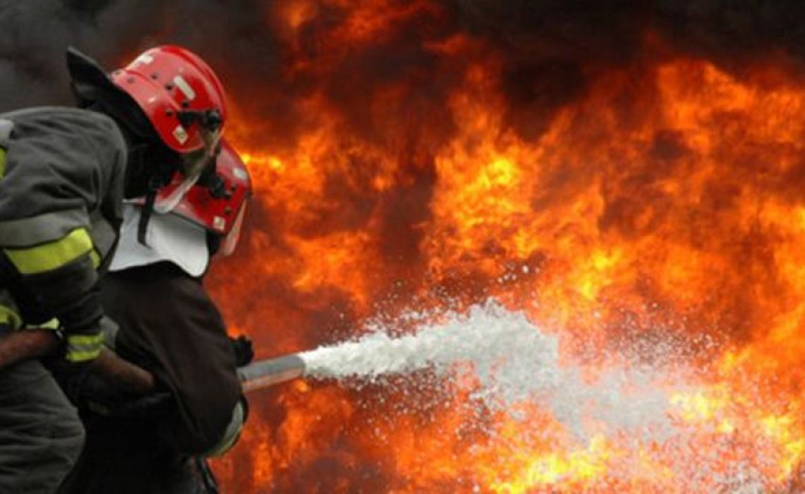 Incendiu puternic în Piatra-Neamț. Două femei s-au urcat pe acoperișul blocului