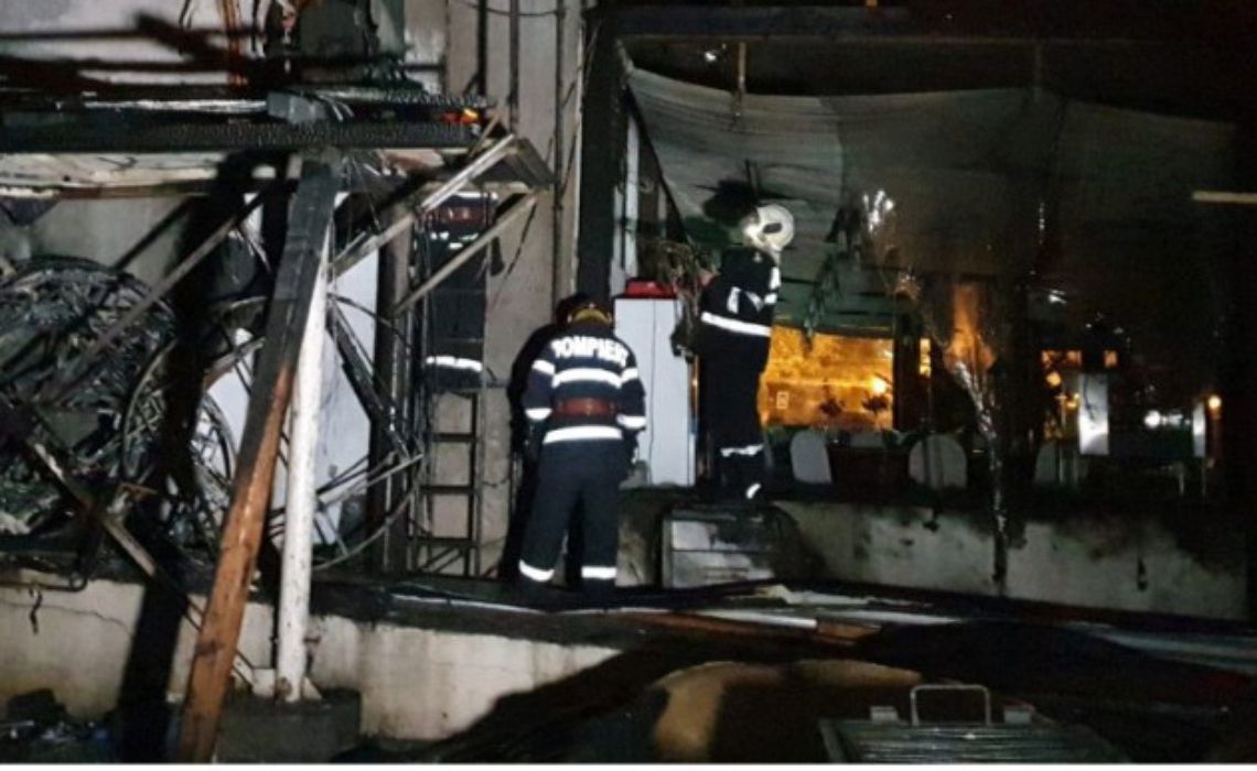 Incendiu violent la un hotel din Mamaia. Zeci de persoane au fost evacuate