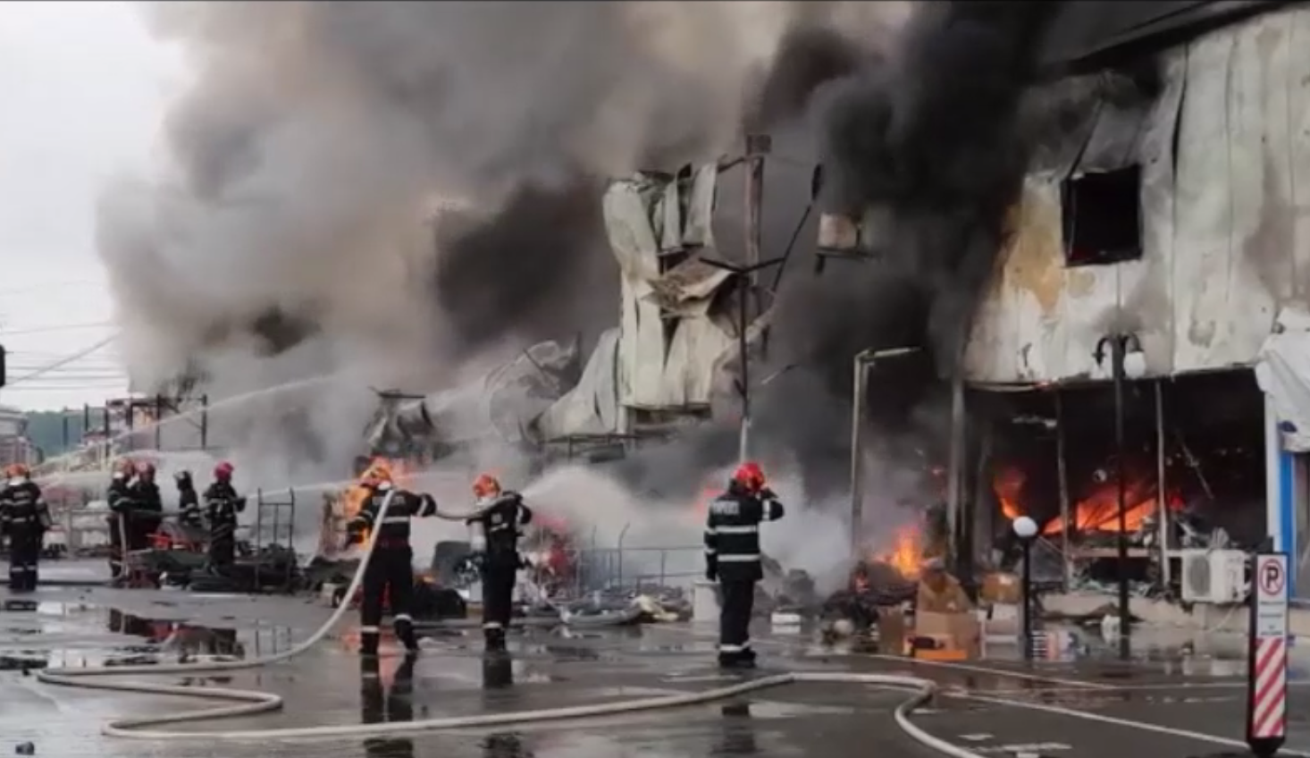 Incendiu violent într-un centru comercial din Afumați. Mai multe autospeciale s-au luptat cu focul