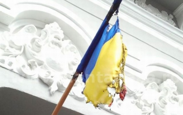 Inchisoare de la 1 până la 3 ani pentru ofensă la adresa însemnelor României