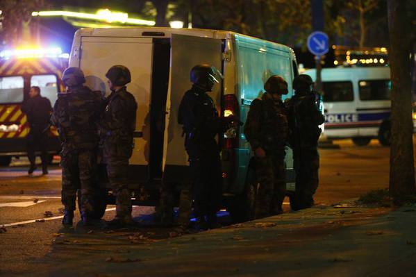 Incident armat la Paris! Atacatorul a strigat