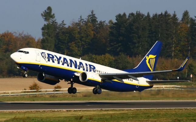 Incident extrem de grav la bordul unui avion Ryanair. Un român a vrut să deschidă ieşirea de urgenţă în timpul zborului