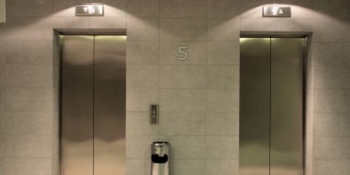 Incident la Ministerul Muncii. Un lift în care se aflau 5 persoane s-a prăbușit în gol