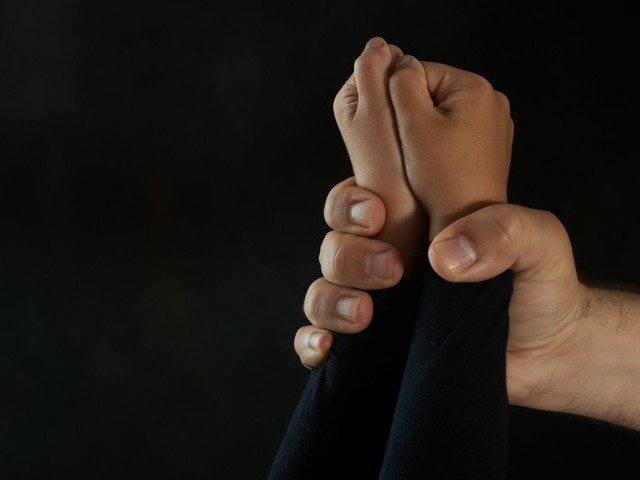 Incredibil! Un fotbalist din România a fost arestat după ce a abuzat sexual un copil de 13 aniIncredibil! Un fotbalist din România a fost arestat după ce a abuzat sexual un copil de 13 ani