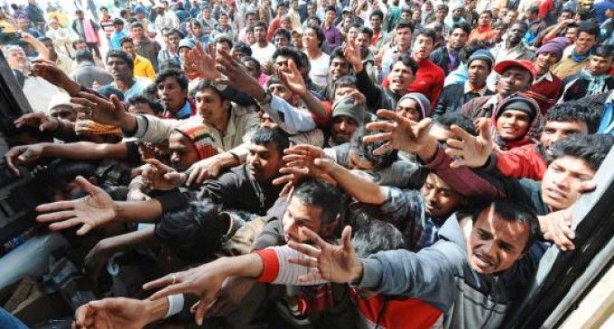 INCREDIBIL: Un migrant primeşte cu 25% mai mult decât pensia medie din România