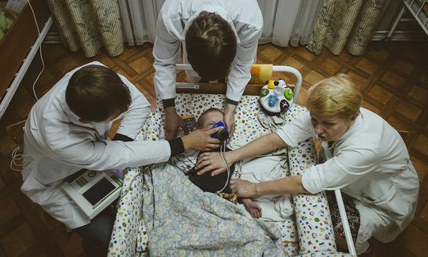 Infometare în orfelinate din Belarus. Un tânăr de 20 de ani cântăreste 11,5 kg