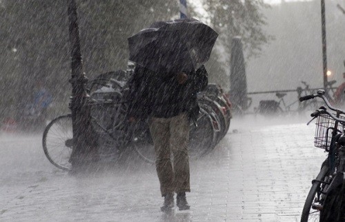 INFORMARE METEO: Ploi şi vijelii în vestul, nordul, centrul ţării şi la munte, până luni seară