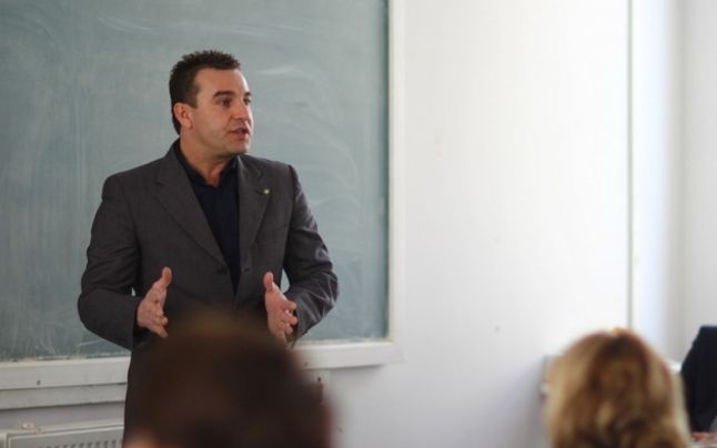 Inspector Antidrog, acuzat că a furat un telefon mobil. A fugit din sediul poliţiei în timpul audierilor
