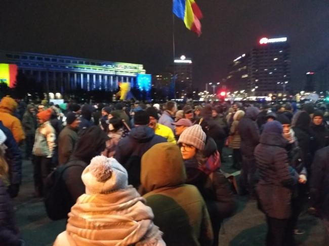 Intervenţie a jandarmilor după ce unii protestatari din Piaţa Victoriei au bruscat o echipă de jurnalişti ai postului Antena 3