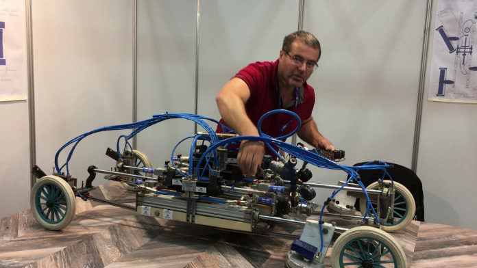 Inventatorul roman Adrian Rosca produce o revolutie in domeniul auto, masina cu aer comprimat. Va atinge 100km/h, pe asfalt, in mai putin de 0,1 secunde!