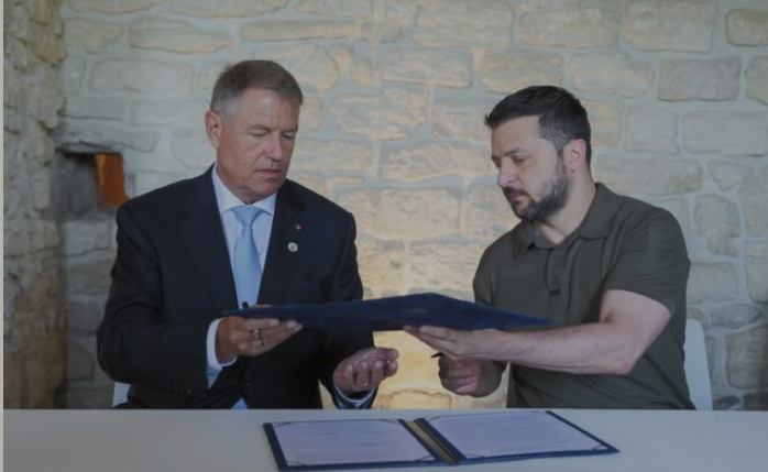 Iohannis a semnat: România devine culoar de transport pentru livrările de armament către Ucraina

