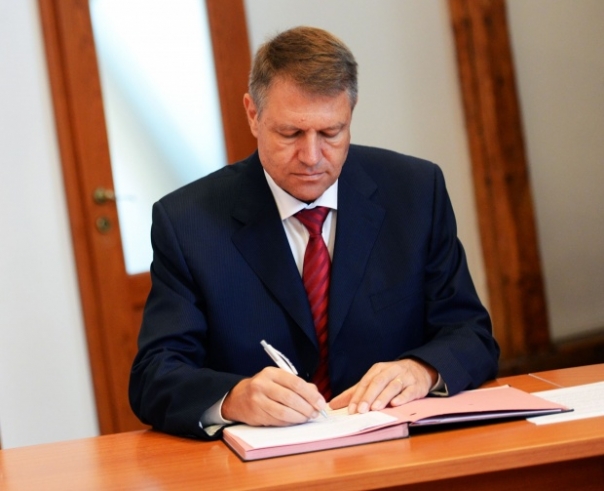 Iohannis contesta la CCR Legea lui Dragnea, privind eliminarea a 102 taxe