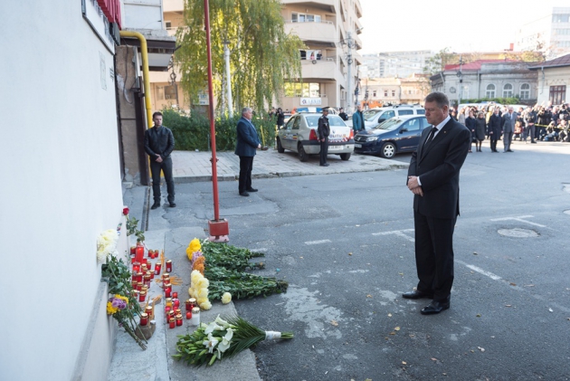 Iohannis i-a decorat post-mortem pe Adrian Rugina si Claudiu Petre pentru eroismul de la Colectiv