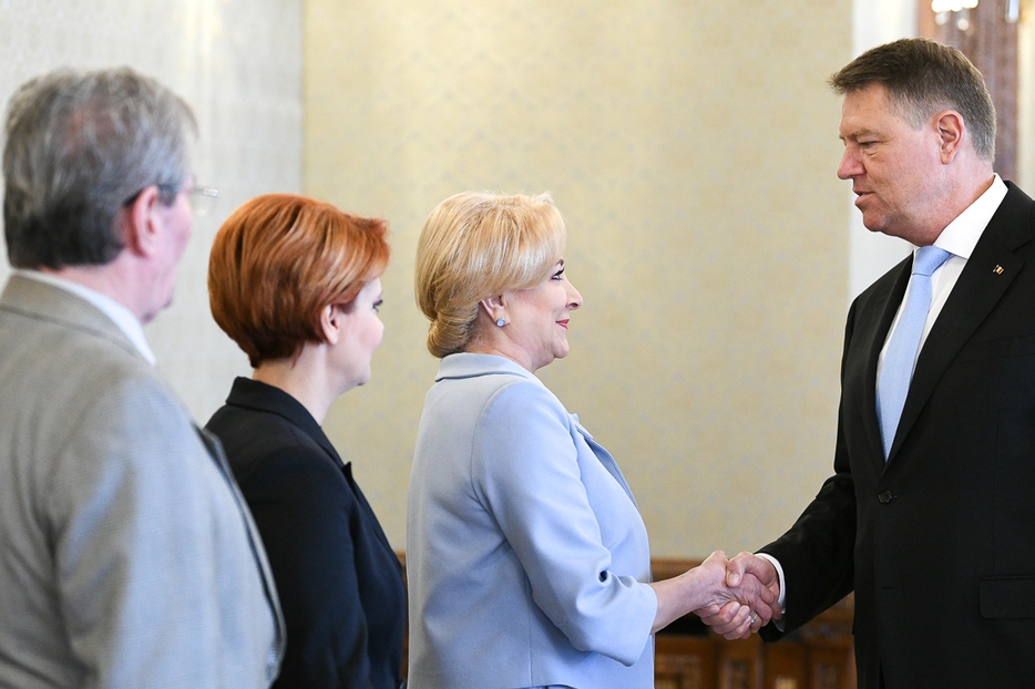 Iohannis în scandalul Pilonul II de pensii: Îi somez pe guvernanţi să-şi revină!