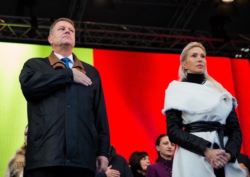 Iohannis se inconjoara de Grupul de la Sibiu